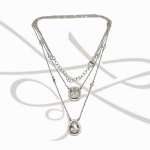 COLLAR CON DIJE PLATA RODIZADA RECTANGULO Y GOTA MOISSANITE