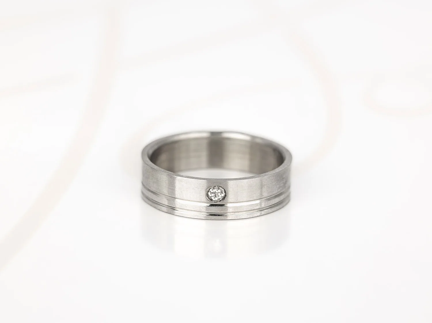 ANILLO ACERO ANCHO LINEA ZIRCONIA