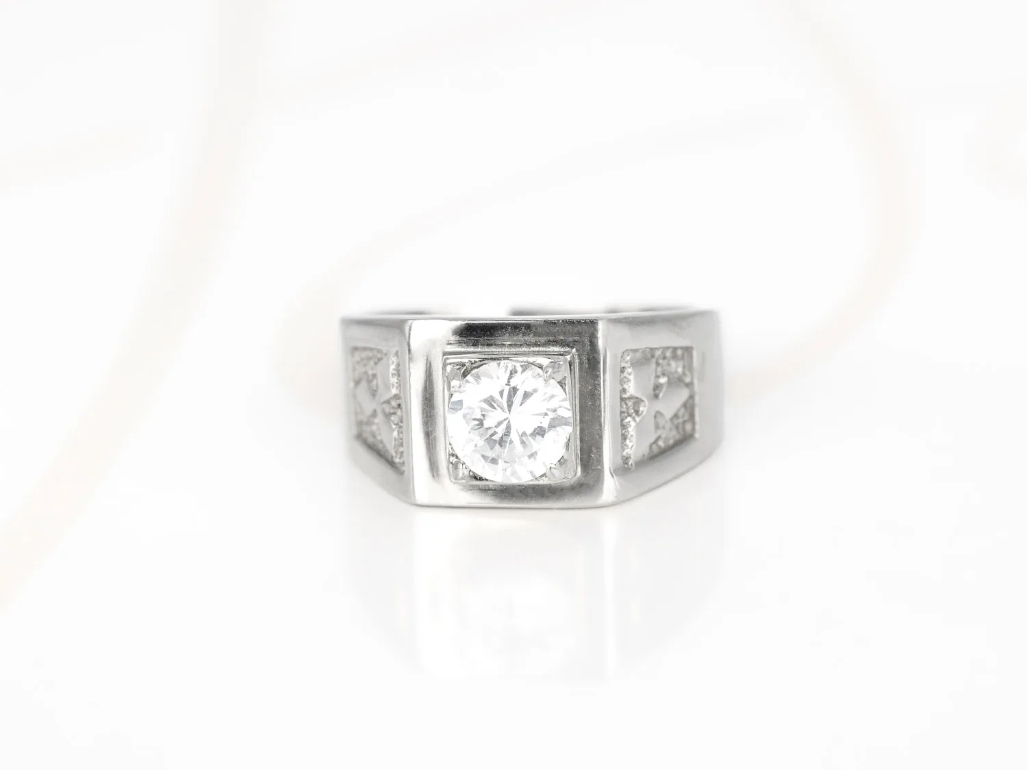 ANILLO ACERO ANCHO RELIEVE ZIRCONIA