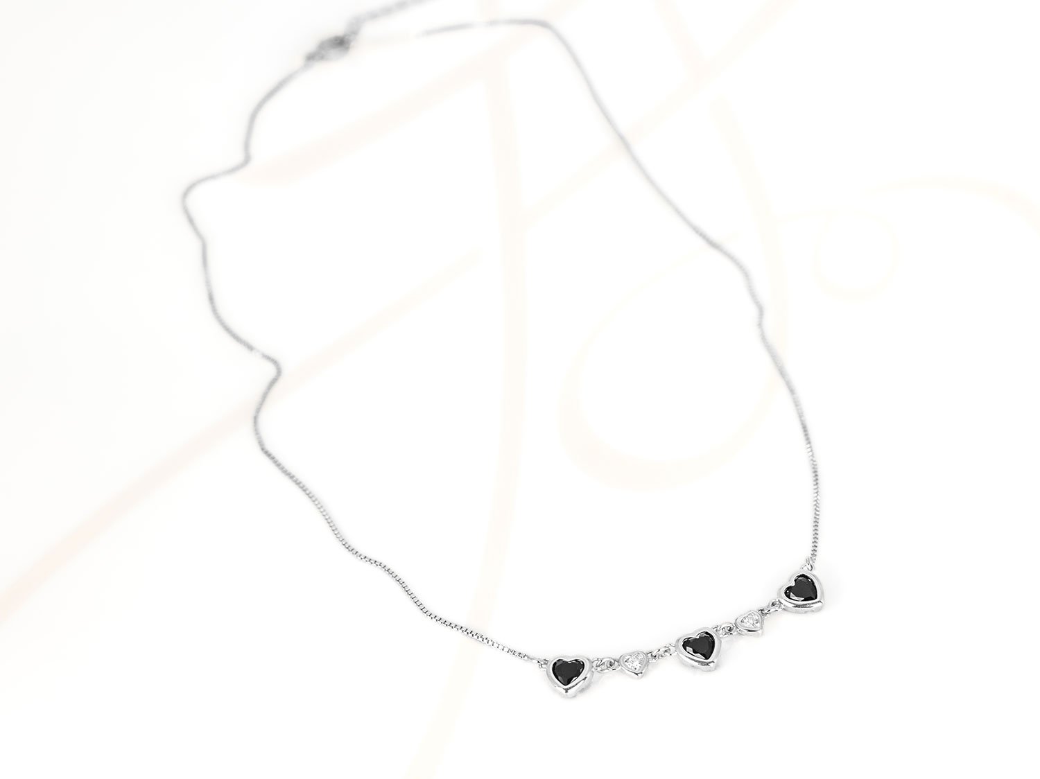 COLLAR CON DIJE BISUTERIA CORAZONES NEGROS CADENA