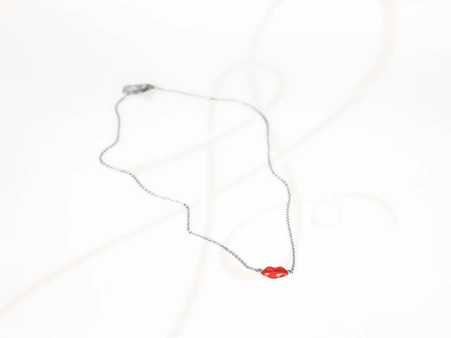 COLLAR CON DIJE BISUTERIA LABIOS ROJOS CADENA
