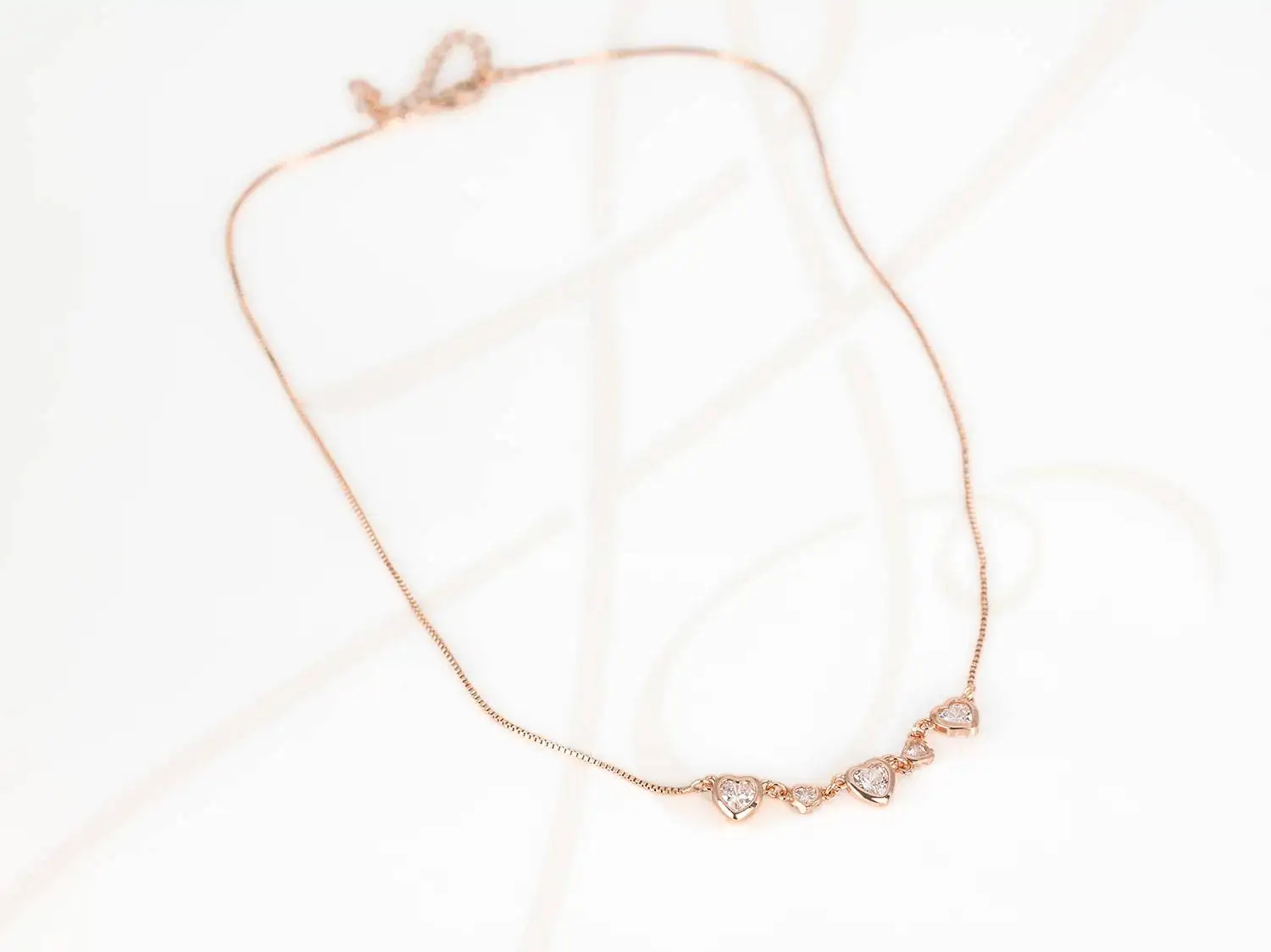 COLLAR CON DIJE BISUTERIA CORAZONES BLANCOS CADENA
