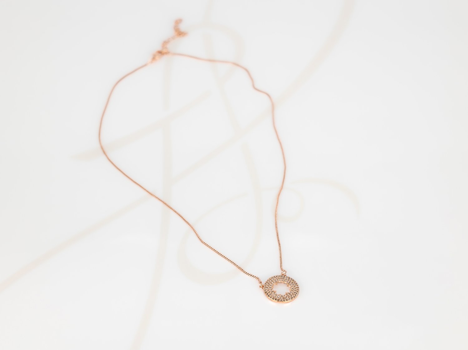 COLLAR CON DIJE BISUTERIA TREBOL ZIRCONIAS CADENA