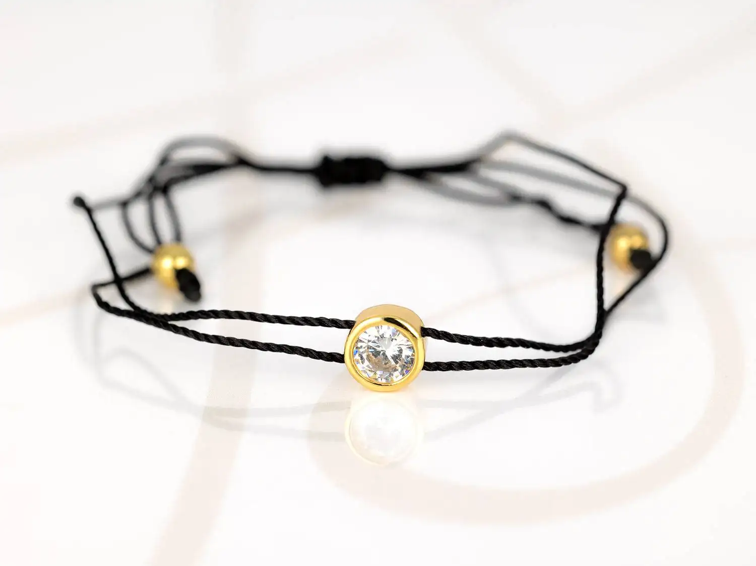 PULSERA CON DIJE BISUTERIA DORADO ZIRCONIA HILO
