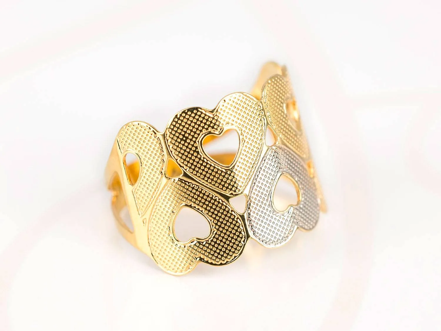 ANILLO ORO LAMINADO LINEAS CORAZONES DIAMANTADO