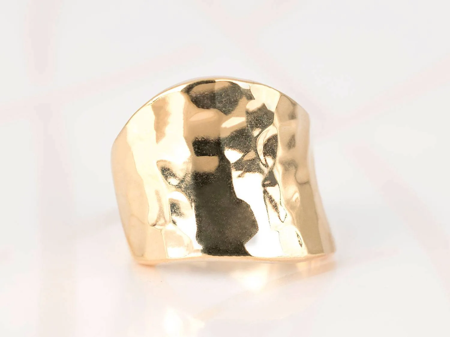ANILLO ORO LAMINADO CURVA ANCHA MARTILLADO