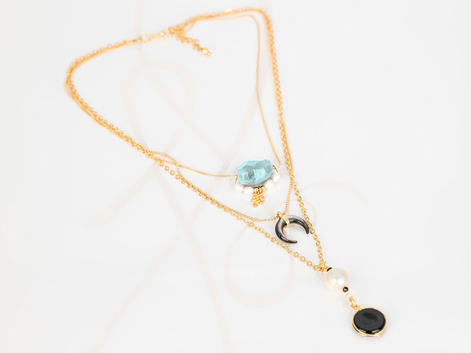 COLLAR CON DIJE ORO LAMINADO LUNA PIEDRA PERLA