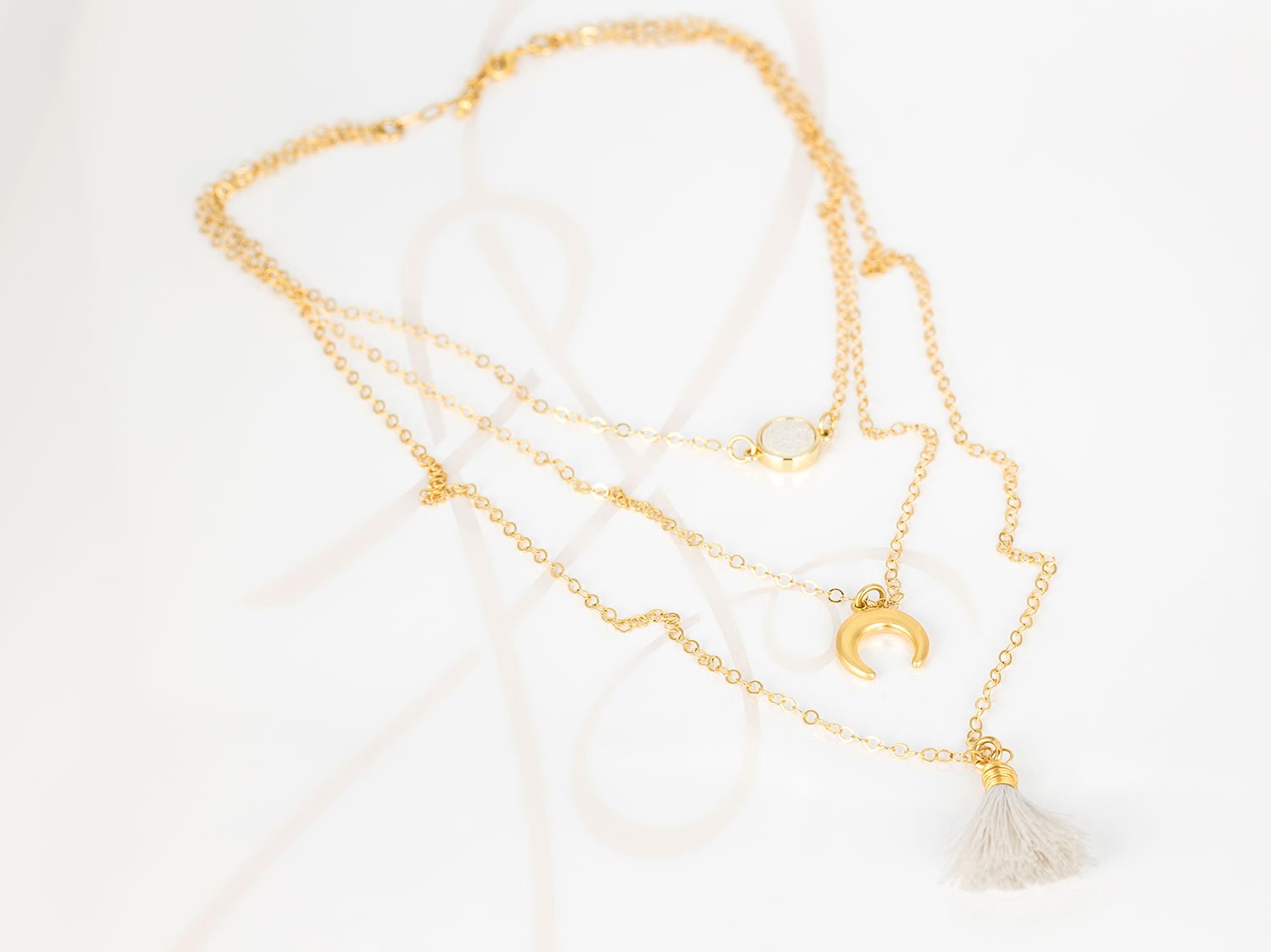 COLLAR CON DIJE ORO LAMINADO LUNA POMPON PIEDRA