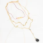 COLLAR CON DIJE ORO LAMINADO INFINITO TRIPLE PIEDRA