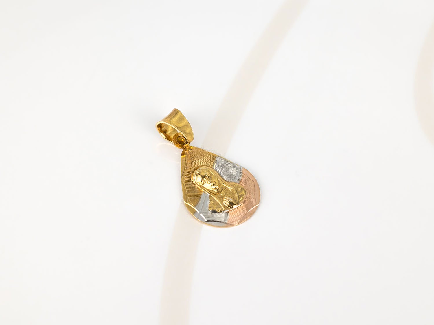 DIJE ORO LAMINADO GOTA VIRGEN GUADALUPE TORSO DIAMANTADO