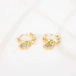 HUGGIES ORO LAMINADO FLOR COLGADA ZIRCONIA