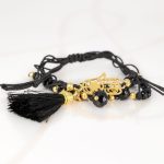 PULSERA CON DIJE ORO LAMINADO PIEDRA POMPON HILO