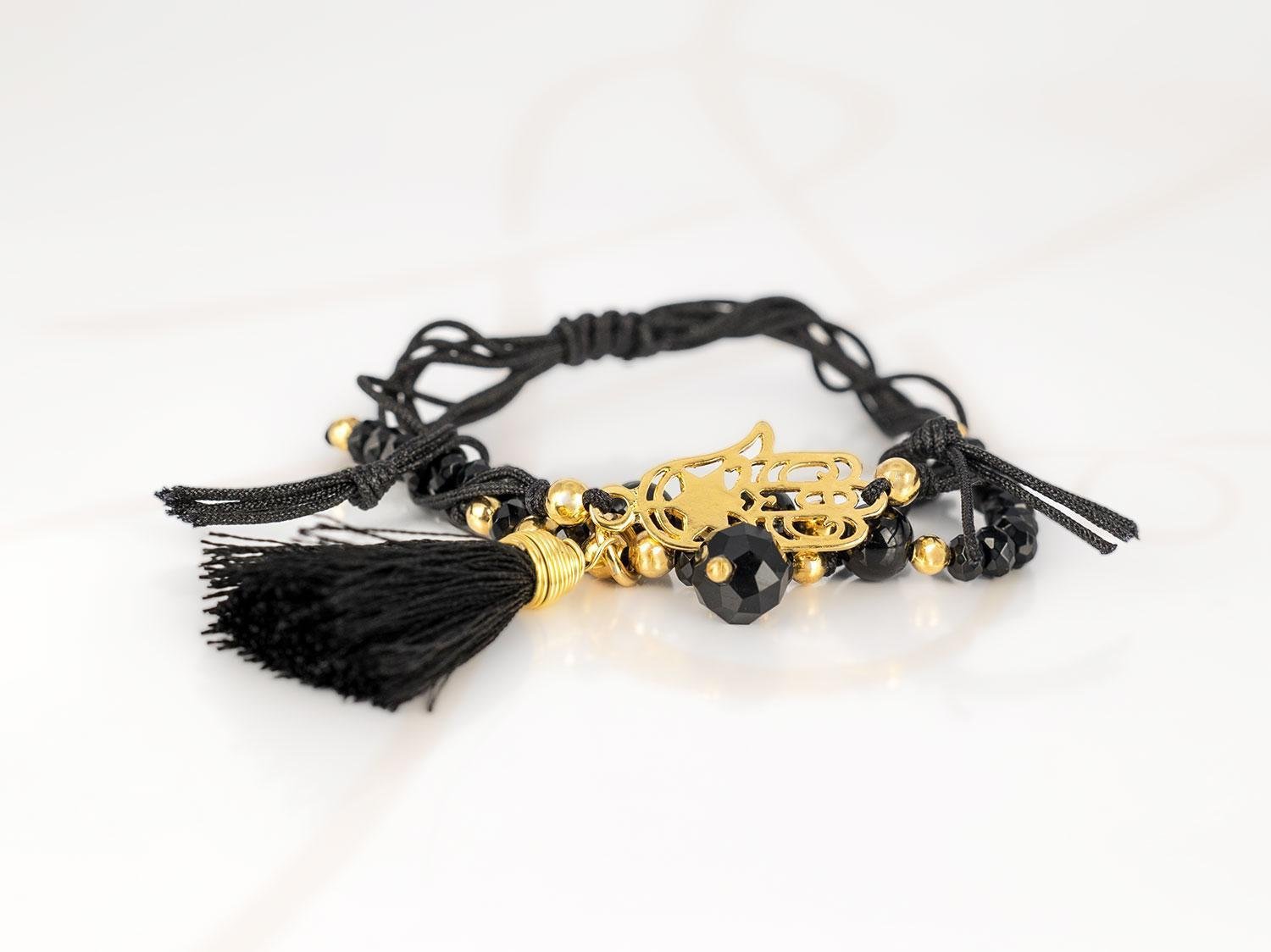 PULSERA CON DIJE ORO LAMINADO PIEDRA POMPON HILO
