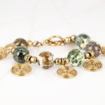 PULSERA CON DIJE ORO LAMINADO BOLAS ESPIRALES PIEDRA