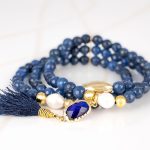 PULSERA CON DIJE ORO LAMINADO POMPON PERLA PIEDRA