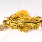 PULSERA CON DIJE ORO LAMINADO MONEDAS CRISTAL TEJIDA