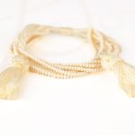 PULSERA SIN DIJE ORO LAMINADO CHAQUIRA POMPON HILO