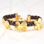 PULSERA SIN DIJE ORO LAMINADO TRIPLE FLOR PIEL