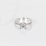 ANILLO PLATA RODIZADA CORTE ESMERALDA TOPACIO BLANCO