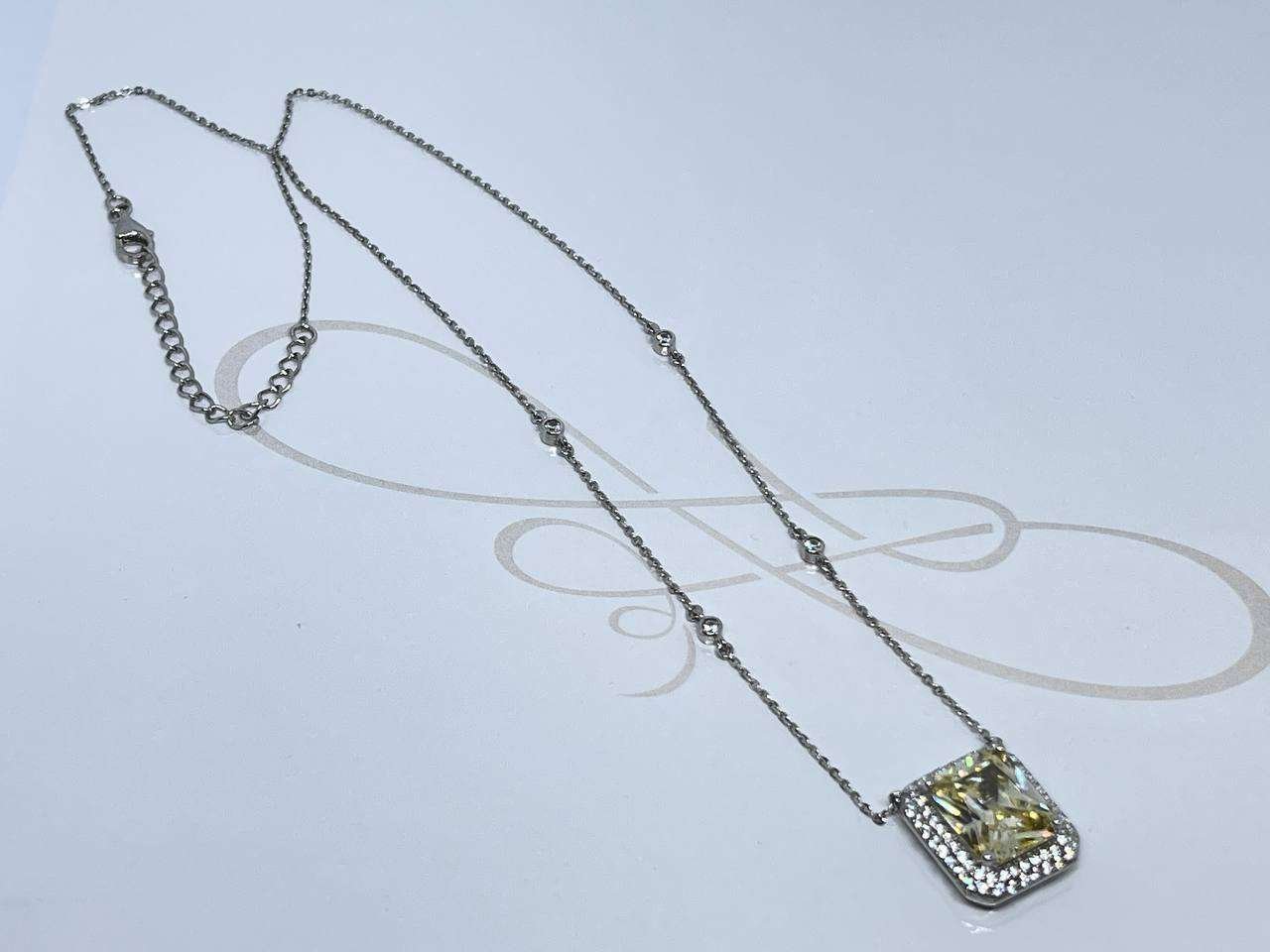 COLLAR CON DIJE PLATA RODIZADA RECTANGULAR CON HALO