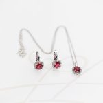 JUEGO PLATA RODIZADA RUBI MINI ROMBO CON TOPACIO BLANCO Y CADENA