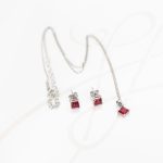 JUEGO PLATA RODIZADA MINI ROMBO RUBI CON CADENA