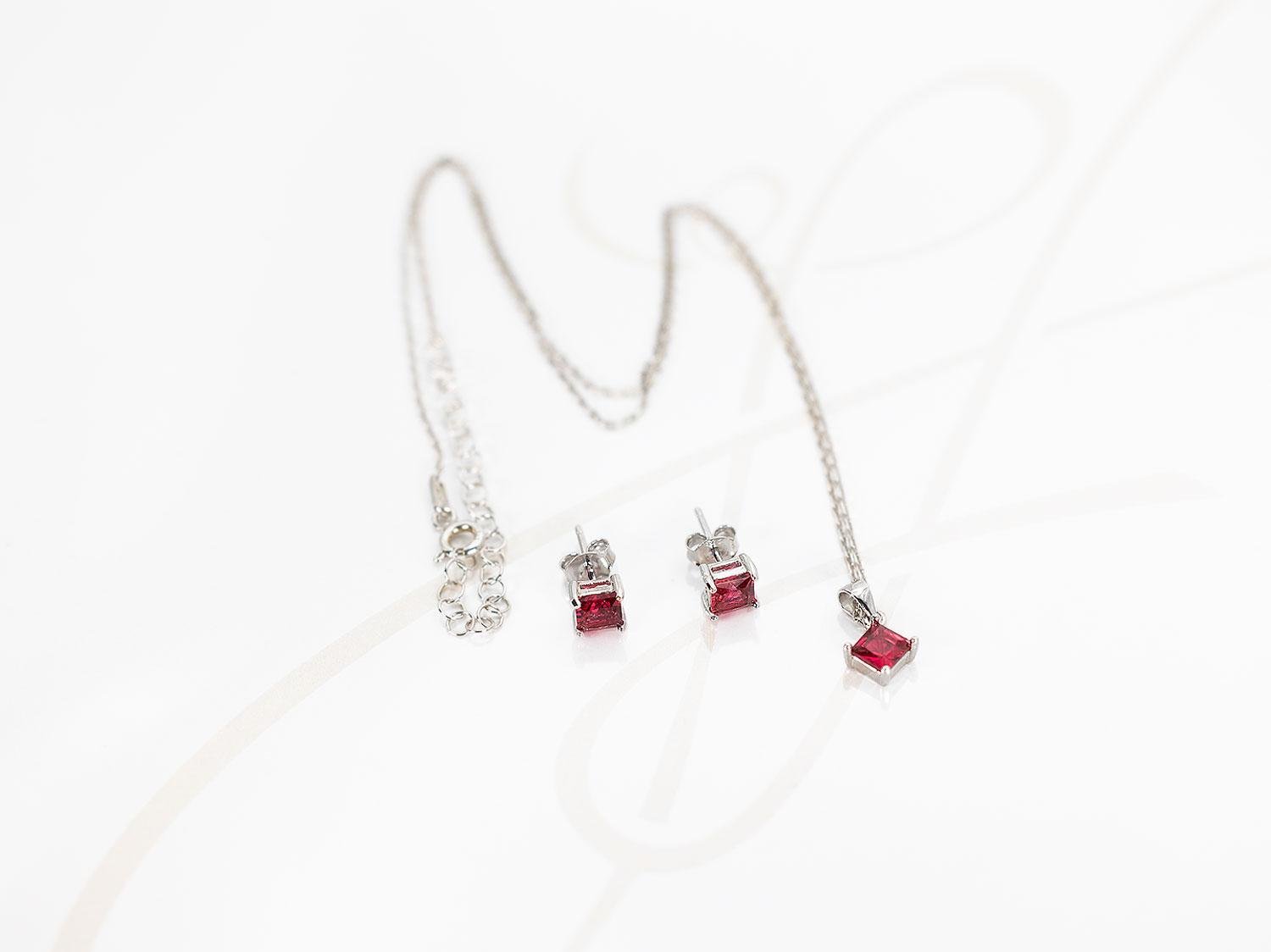 JUEGO PLATA RODIZADA MINI ROMBO RUBI CON CADENA