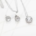 JUEGO PLATA RODIZADA CIRCULO MICROPAVE CON CADENATOPACIO BLANCO