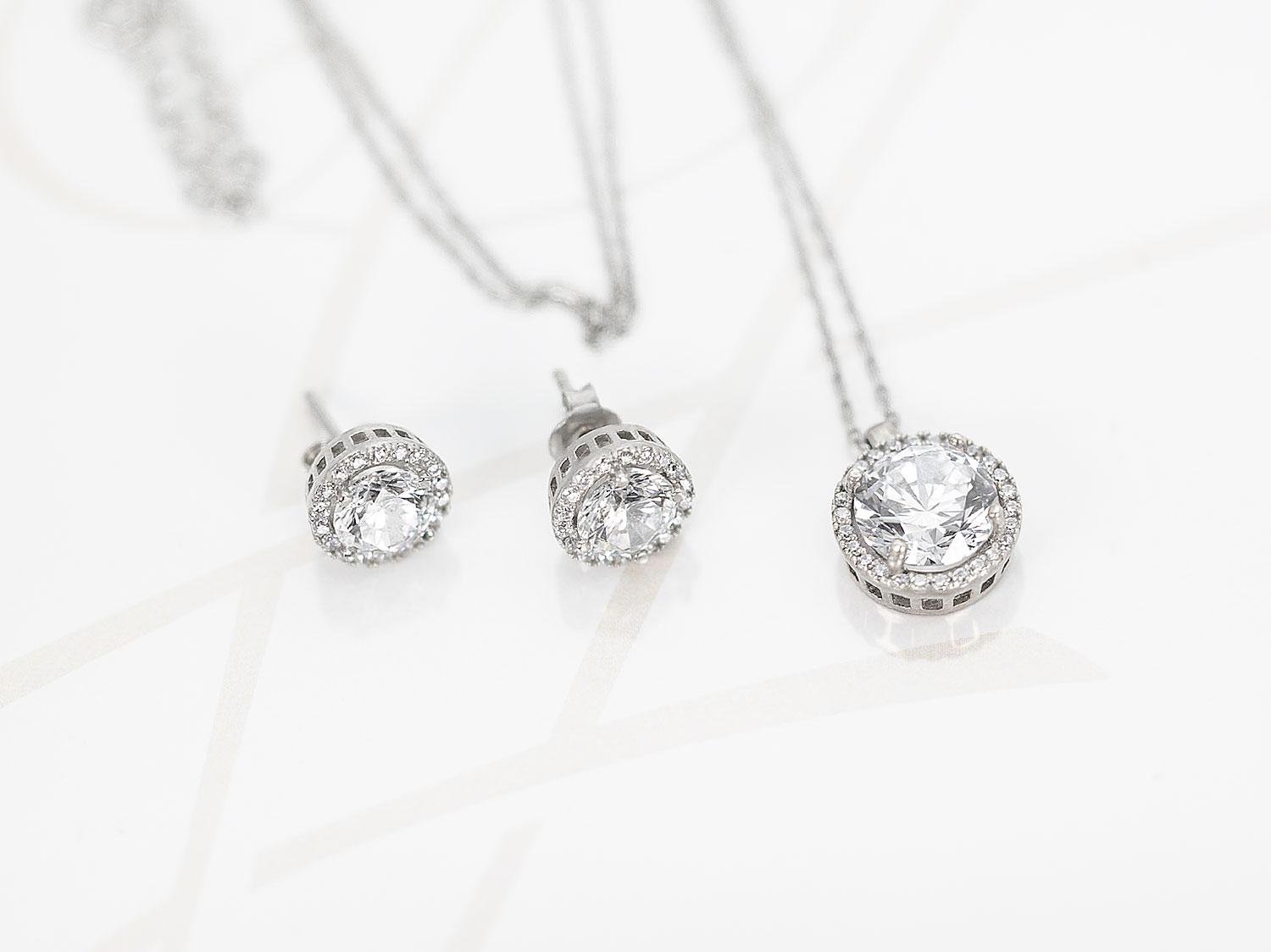 JUEGO PLATA RODIZADA CIRCULO MICROPAVE CON CADENATOPACIO BLANCO