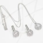 JUEGO PLATA RODIZADA TRIPLE CIRCULO CON CADENA TOPACIO BLANCO