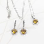 JUEGO PLATA RODIZADA ZULTANITA DOBLE CUADRO TOPACIO BLANCO CON CADENA