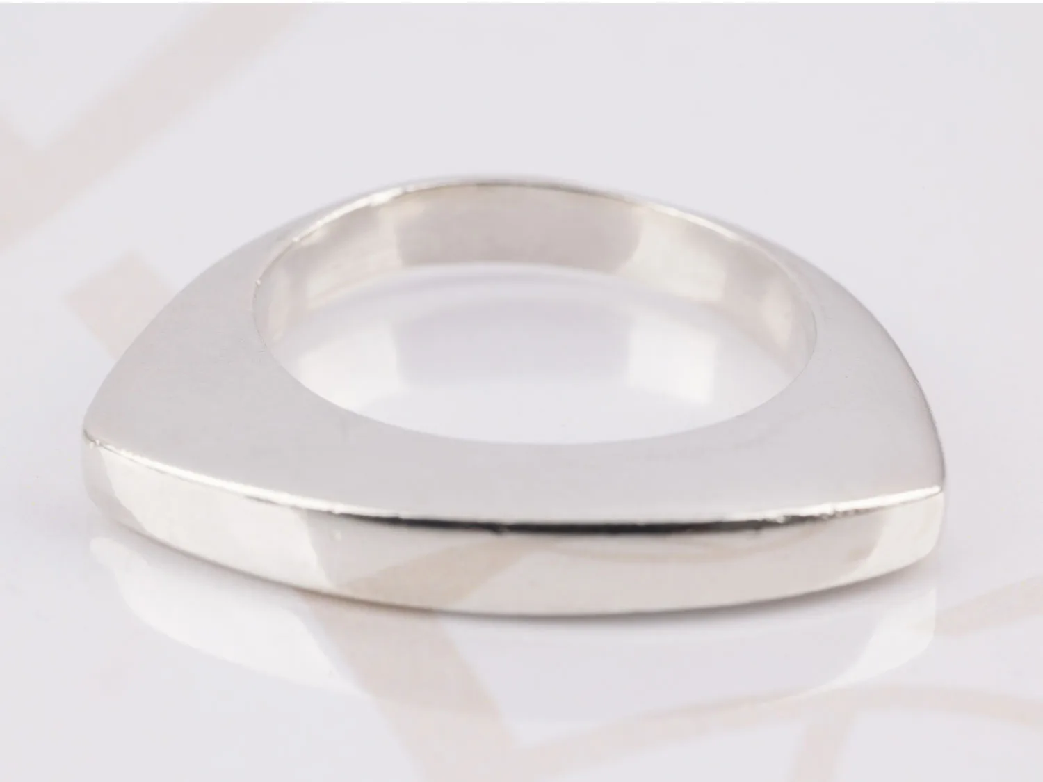 ANILLO DE PLATA SEMI CUADRADO