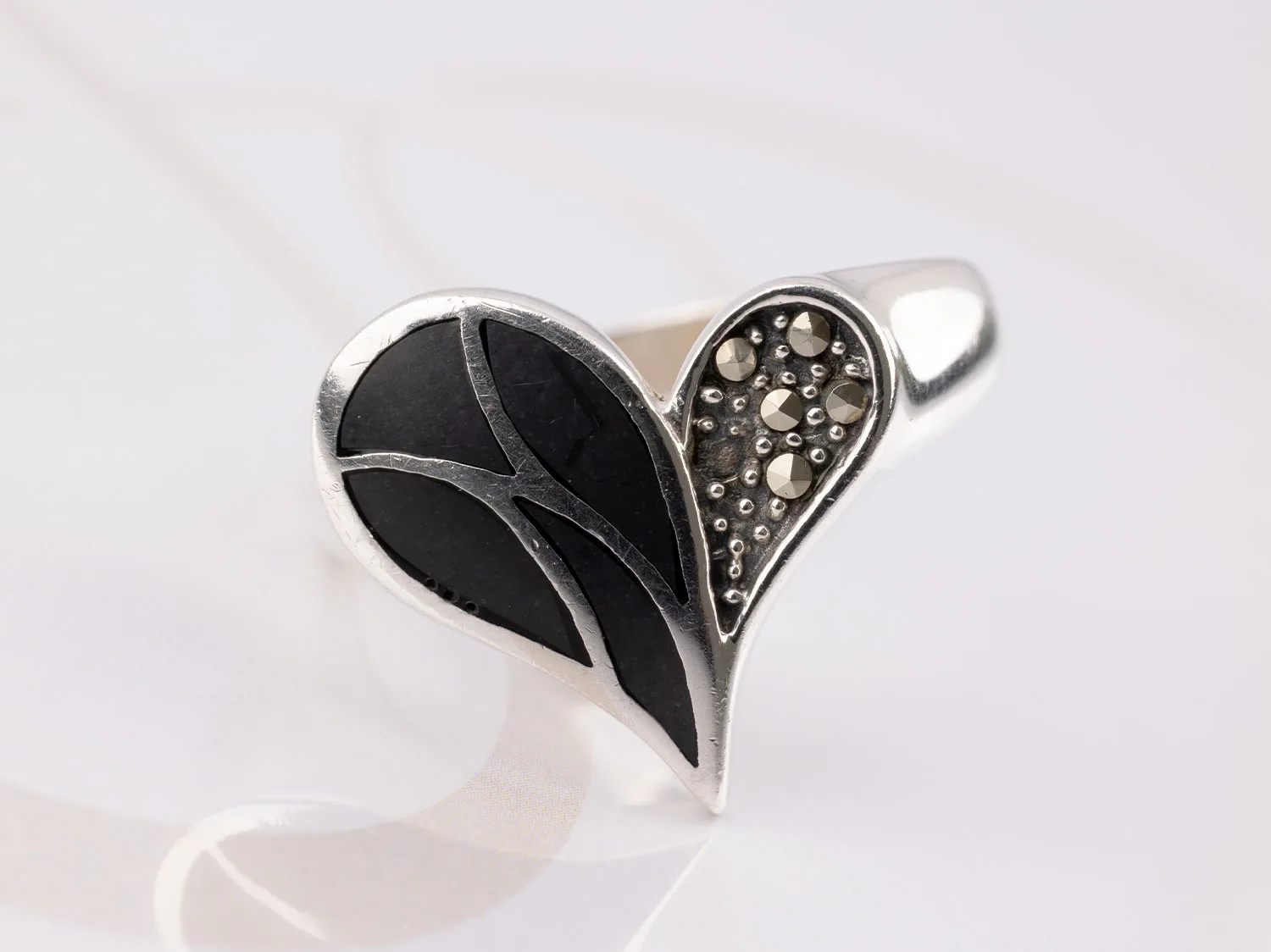 ANILLO PLATA CORAZON NEGRO MARQUESITA