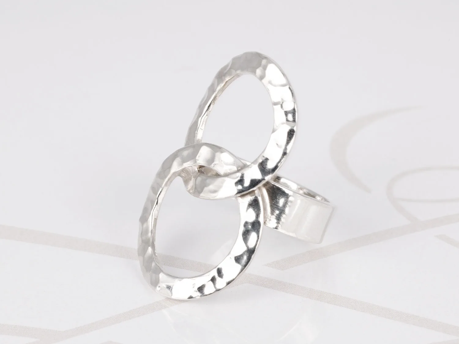 ANILLO DE PLATA CIRCULO ENTRELAZADO