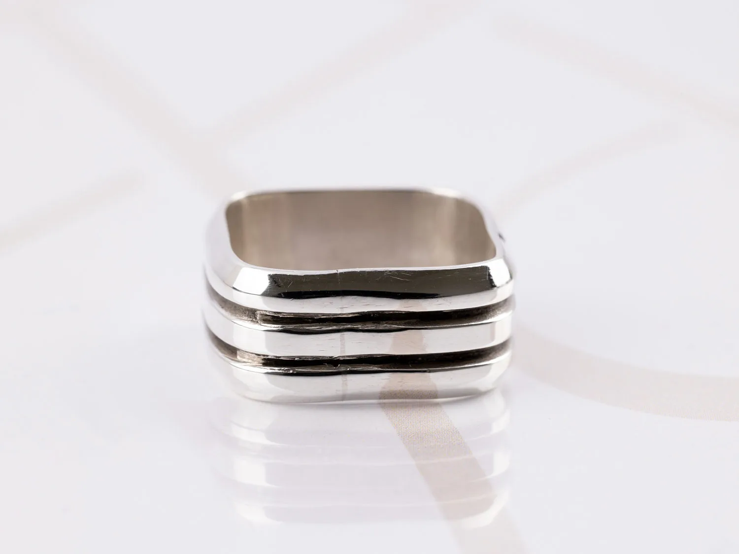 ANILLO PLATA CUADRADO TRIPLE PAVONADO