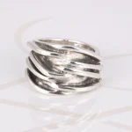 ANILLO PLATA LINEAS ENTRELAZADAS PAVONADO