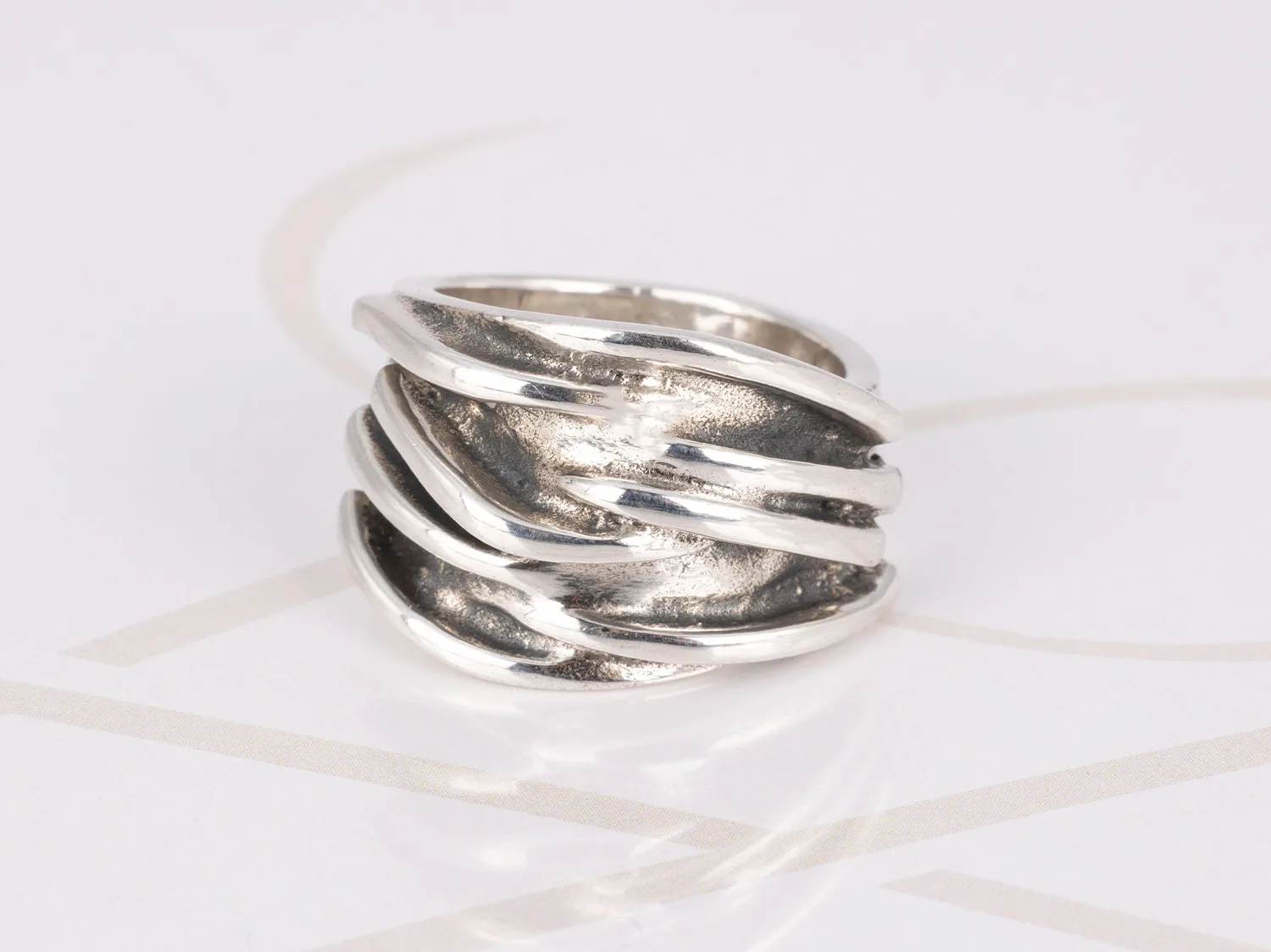 ANILLO PLATA LINEAS ENTRELAZADAS PAVONADO