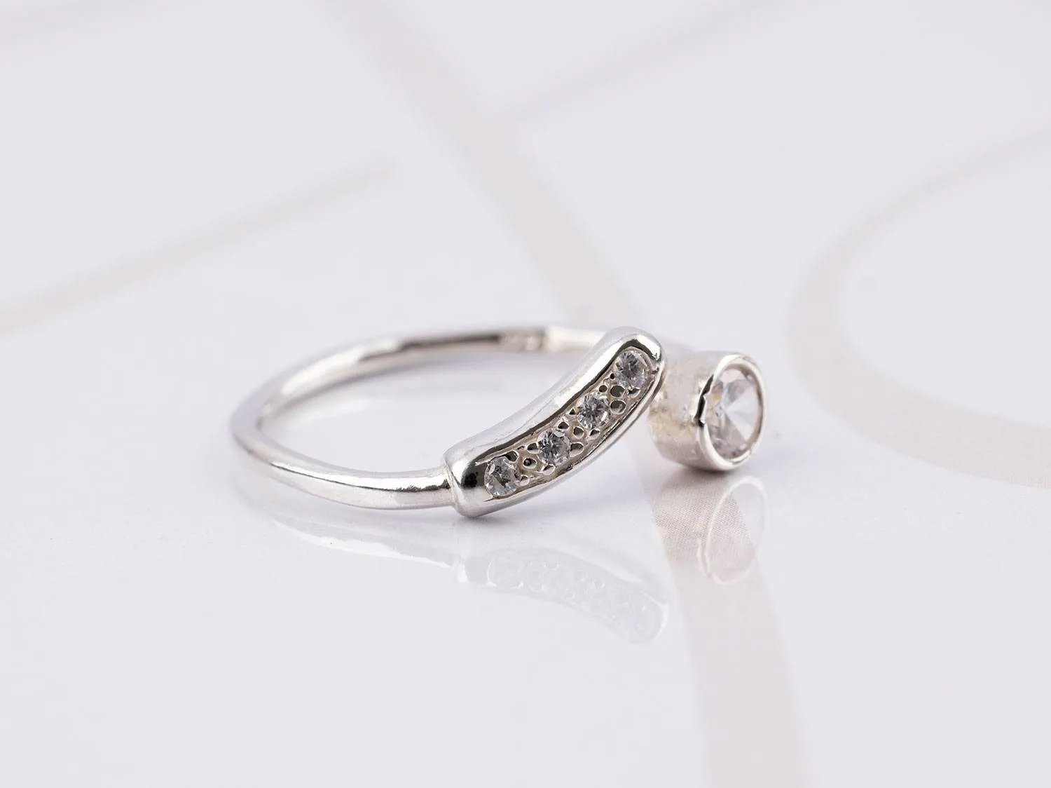 ANILLO PLATA CIRCULO Y LINEA ZIRCONIA