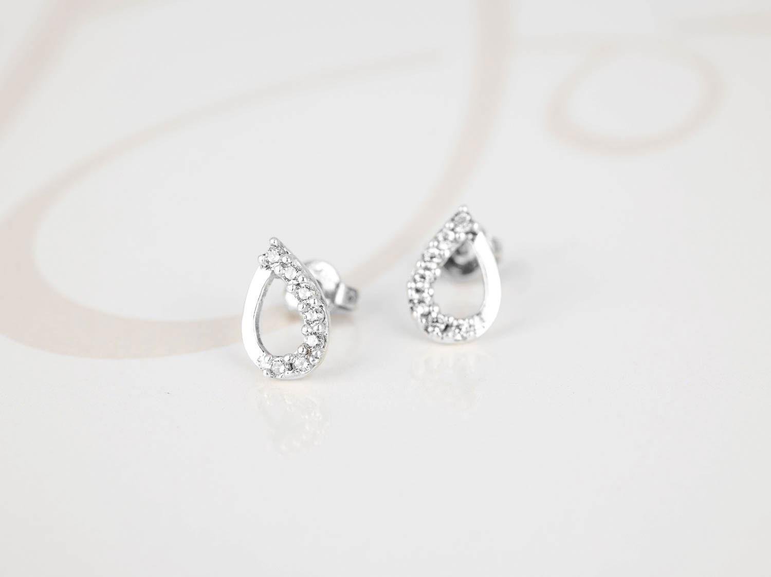 BROQUEL PLATA SILUETA GOTA ZIRCONIA