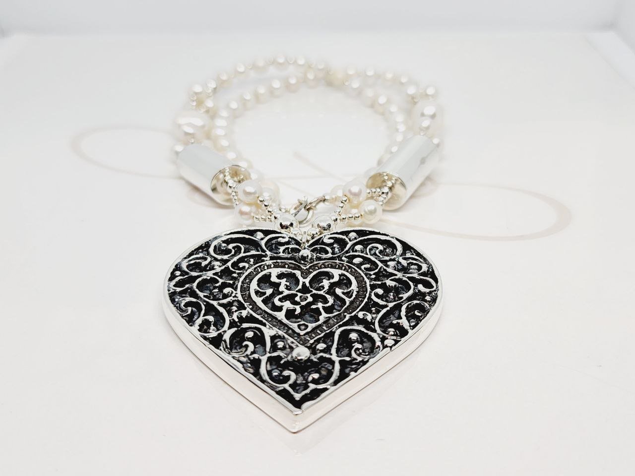 COLLAR CON DIJE CORAZON ELECTROFORMADO PERLAS