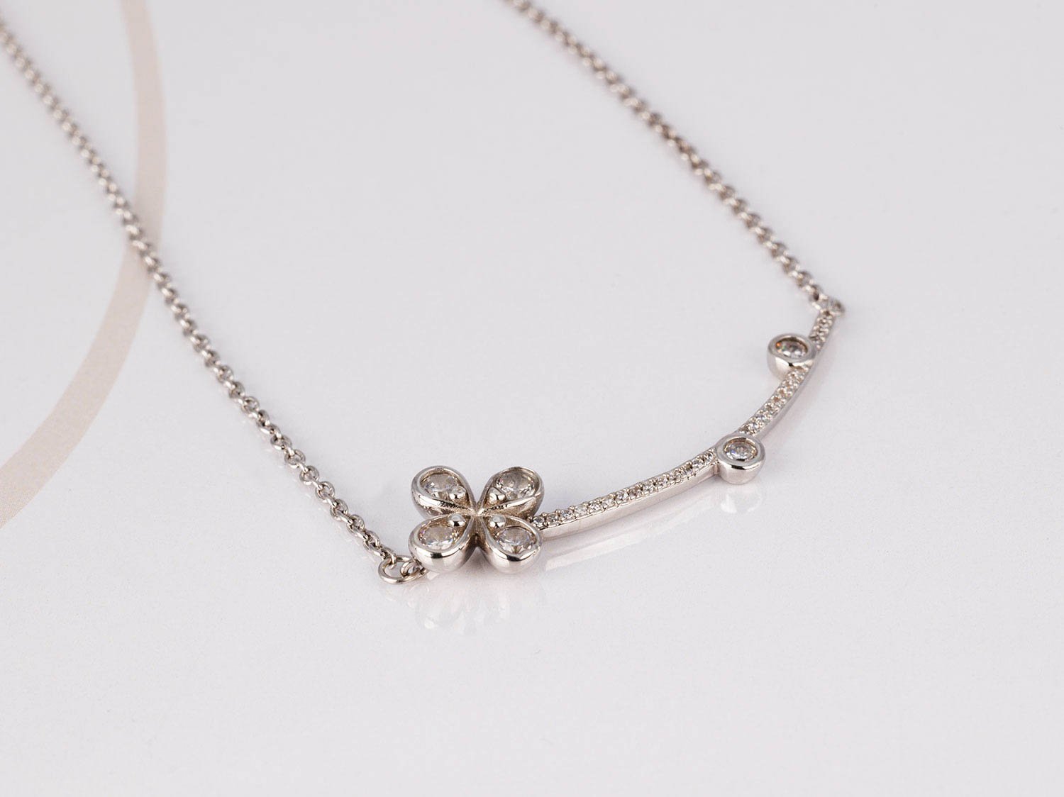 COLLAR CON DIJE PLATA FLOR CON TALLO ZIRCONIA