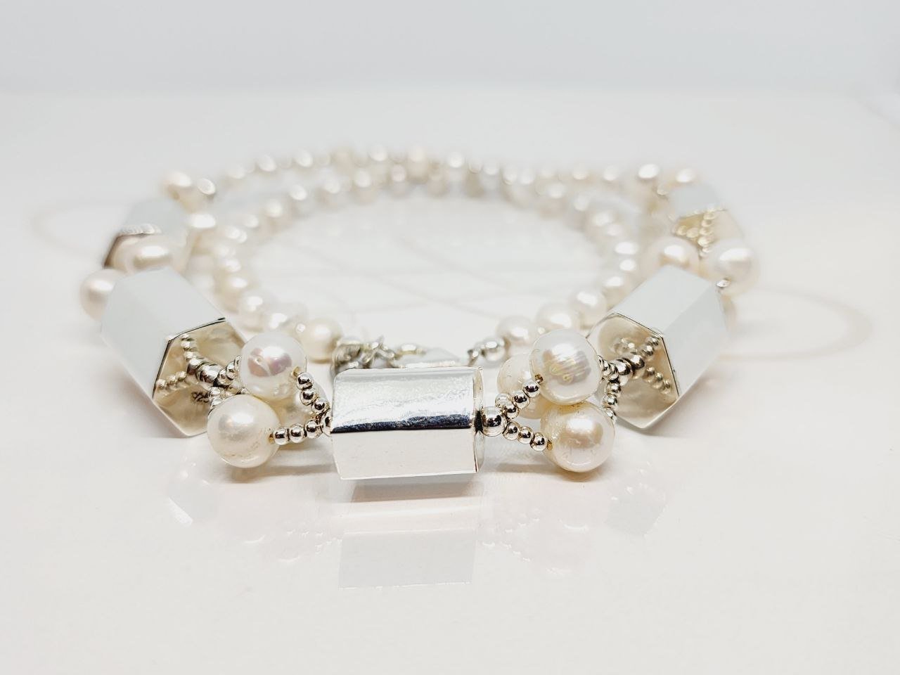 COLLAR SIN DIJE HEXAGONOS PERLA