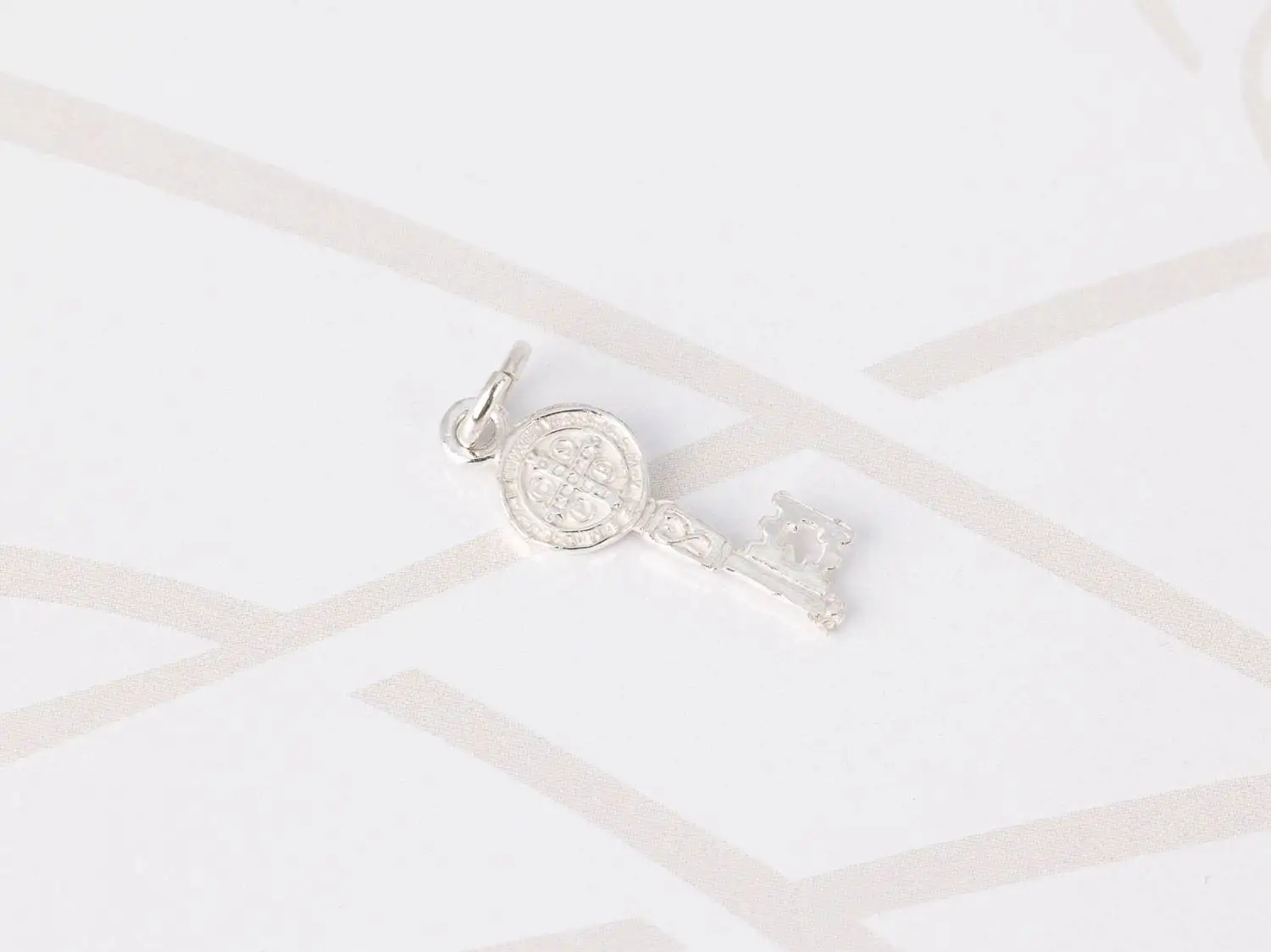 DIJE PLATA LLAVE SAN BENITO CHICA LISO