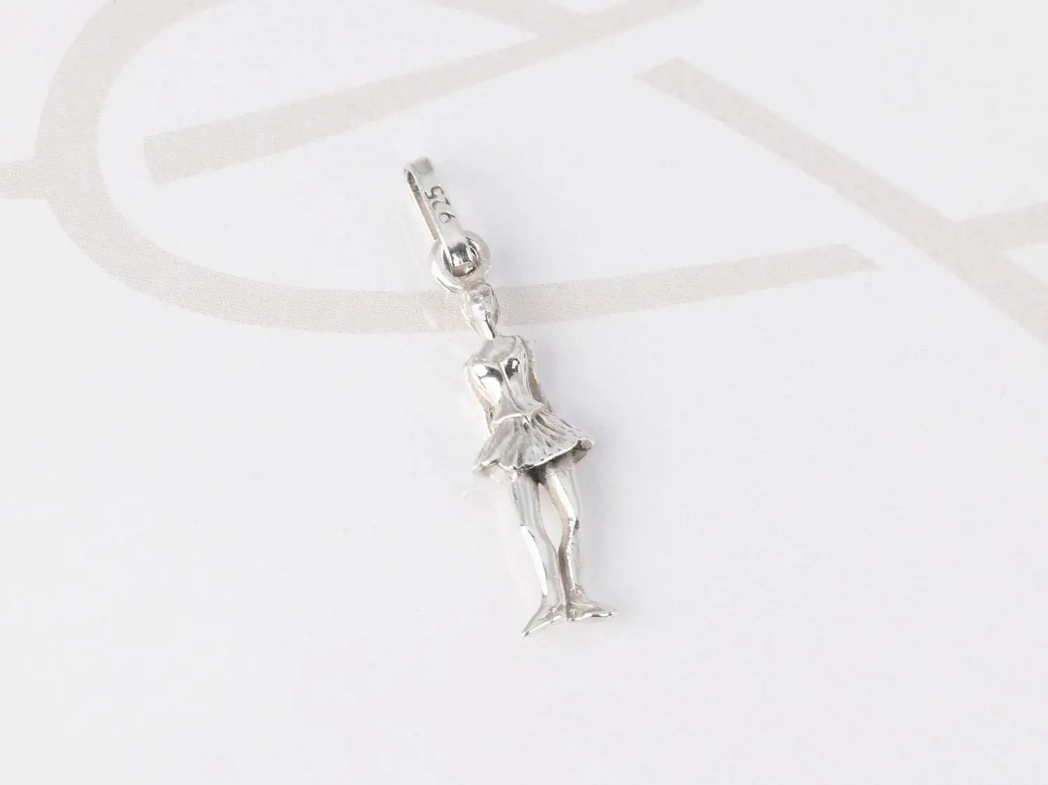DIJE PLATA BAILARINA MANOS ATRAS PAVONADO