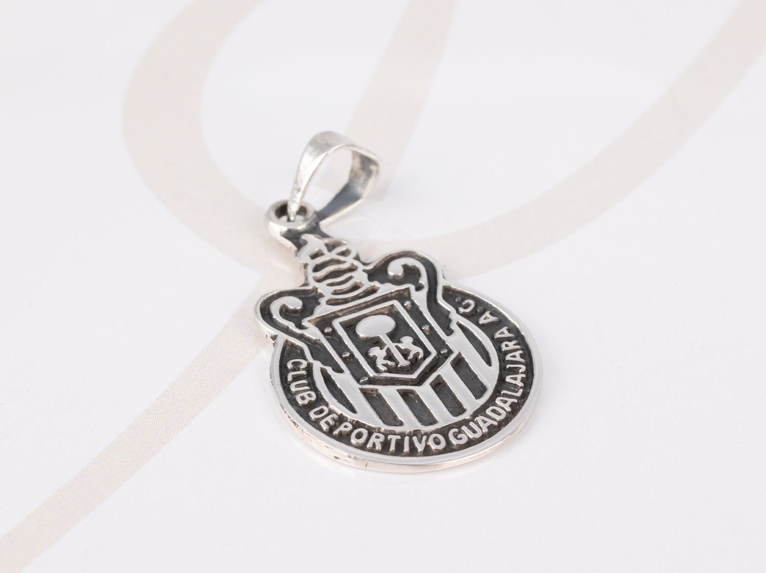 DIJE PLATA ESCUDO CHIVAS PAVONADO