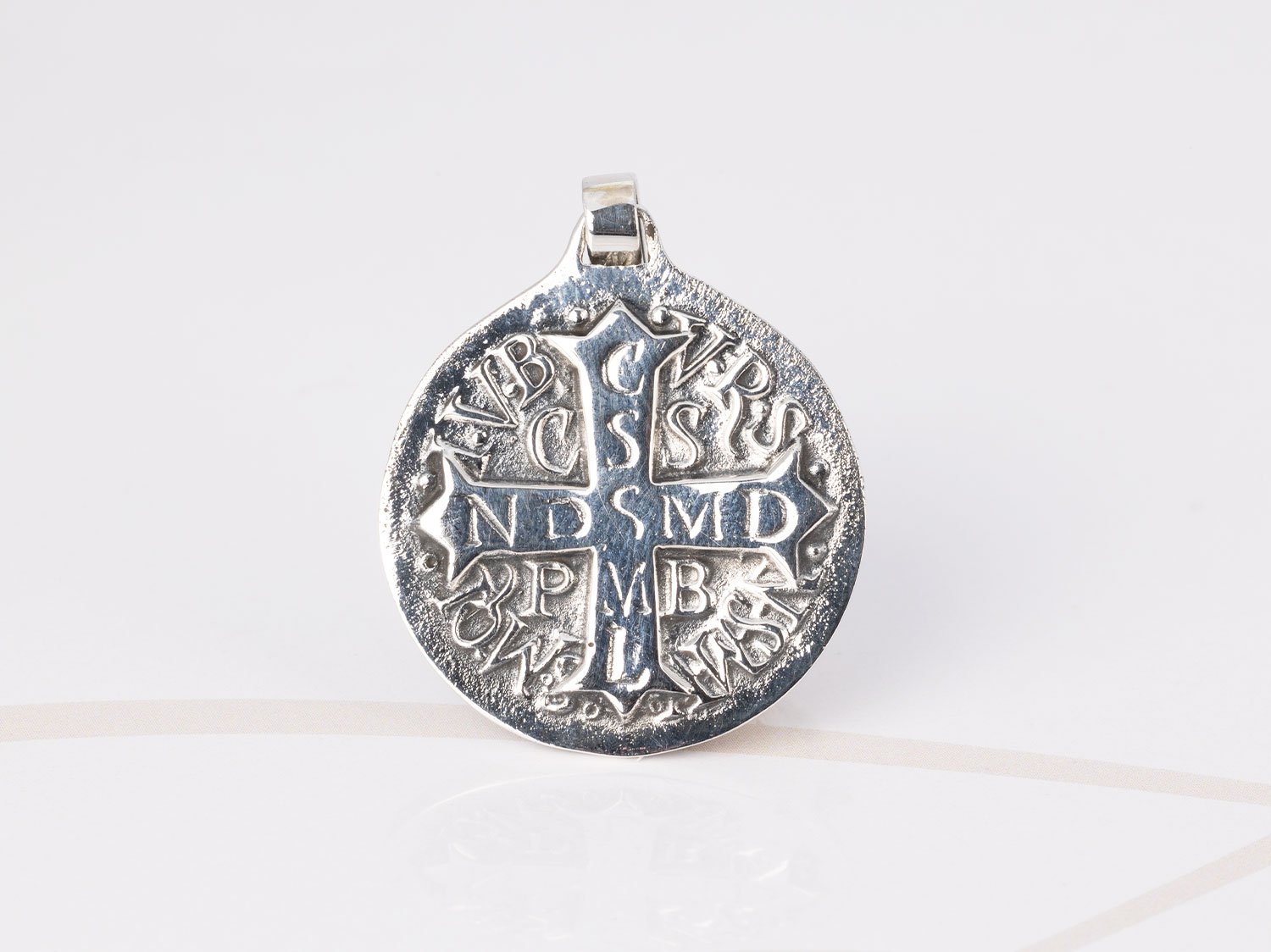 DIJE PLATA SAN BENITO BARROCA PAVONADO