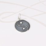 DIJE PLATA YIN Y YANG PAVONADO