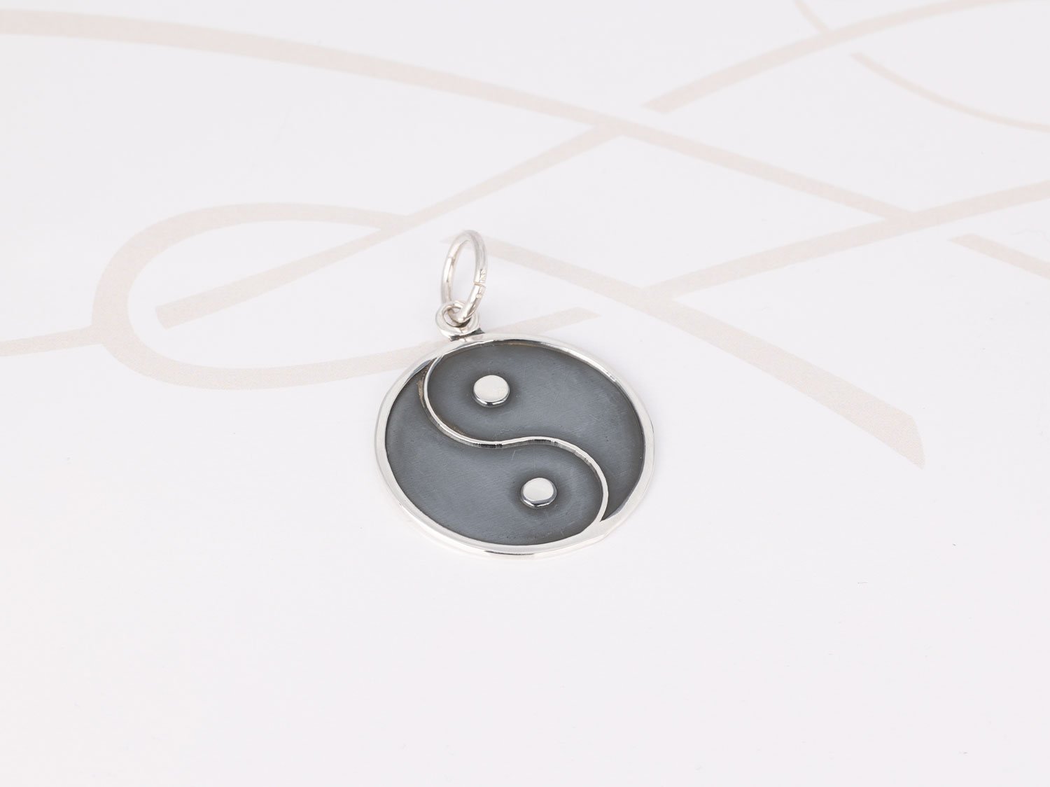 DIJE PLATA YIN Y YANG PAVONADO