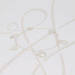 PULSERA CON DIJE PLATA DIJES SUERTE LASER