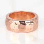 ANILLO RECUBRIMIENTO DE ORO ROSA ARGOLLA ANCHA MARTILLADO